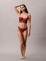 Sujetador balconette sin forro Calvin Klein, color rojo, confeccionado en encaje floral ligero con aros y tirantes ajustables.