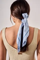Bandana celeste con estampado de cuadros tartán en tonos azules y blancos, ligera y de diseño versátil para el cabello o el cuello.