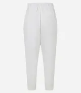 Pantalón blanco de sarga, corte baggy, con cintura media fruncida en los laterales y trabillas.