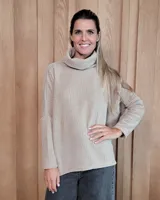 Polera de tejido suave con cuello alto holgado, de corte amplio y mangas largas con caída relajada.