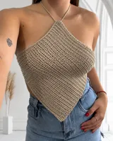 Top halter de crochet color beige, con diseño triangular y tirante para atar al cuello.