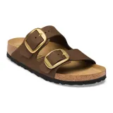 Sandalias Birkenstock modelo Arizona Big Buckle de cuero color marrón, con dos tiras anchas ajustables mediante hebillas metálicas grandes de color dorado. Presenta plantilla anatómica de corcho y suela de EVA.