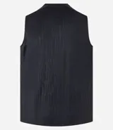 Musculosa deportiva masculina color beige, con cuello redondo y estampado sutil de líneas. Presenta recortes en los hombros y está confeccionada con tecnología Dry para mayor transpirabilidad.