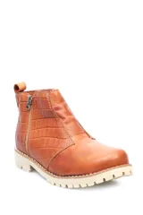 Bota corta negra de cuero sintético con textura croco, cierre lateral y suela track.