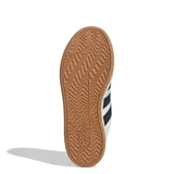 Championes Adidas Grand Court Alpha 00S de color gris, confeccionados en gamuza con las clásicas tres tiras laterales en negro, cordones anchos blancos y suela de goma.