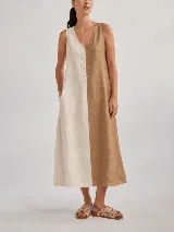 Vestido midi de lino con diseño bicolor dividido en tonos beige y marrón, escote en V, sin mangas y corte holgado con bolsillos laterales.