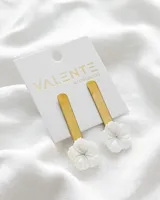 Aros colgantes con base dorada y dije de flor de nácar.