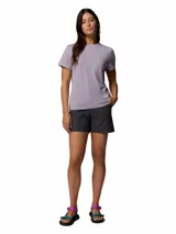 Remera técnica Columbia para mujer de manga corta y cuello redondo, color lila, con tejido hidroabsorbente y logo de la marca en la manga.