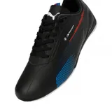 Championes Puma modelo BMW Motorsport Neo Cat 2.0, de diseño aerodinámico en color negro con detalles gráficos en rojo y azul. Presenta cierre de cordones y suela blanca de perfil bajo.