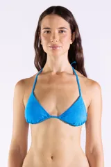 Top de bikini triangular color azul brillante, con tiras finas para anudar al cuello y la espalda.