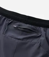 Bermuda masculina Get Over confeccionada en tejido tecnológico de poliéster y elastano, de color gris oscuro, con calce regular, cintura elástica con cordón ajustable y bolsillos laterales.