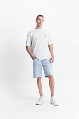 Bermuda de jean en fit relajado, color celeste claro con efecto lavado. Presenta diseño de cinco bolsillos, cierre frontal con botón y bragueta, y terminación de ruedo deshilachado.