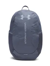 Mochila Under Armour Hustle Lite de color gris, con tecnología UA Storm resistente al agua, compartimento acolchado para portátil y bolsillos laterales de malla para botellas. Presenta el logo y la inscripción de la marca en la parte frontal.