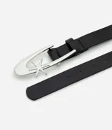 Cinturón masculino de poliuretano color negro, con diseño liso y hebilla metálica plateada con detalle de estrella.