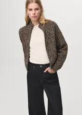 Pantalón jeans de corte wide leg en color azul oscuro, con tiro medio y ruedo con dobladillo ancho.