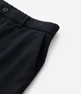 Pantalón de sastrería gris, de corte skinny y calce ajustado, con trabillas en la cintura, bolsillos laterales y cierre frontal con botón y cremallera. Confeccionado con tecnología performance que facilita el planchado y ofrece secado rápido.