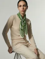 Pañuelo de seda o material similar, color verde con estampado floral en blanco y verde claro.