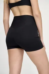 Minishort deportivo negro de compresión media, tiro alto y largo de pierna corto.