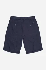 Bermuda tipo china marca Mistral, confeccionada en una mezcla de lino y algodón. Presenta cintura elástica con cordón ajustable, cierre frontal con botón, bolsillos laterales y dobladillo en las piernas.