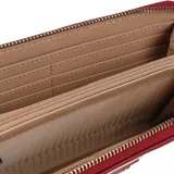 Billetera grande tipo clutch de Guess, color rojo texturizado, con correa de muñeca negra desmontable. Presenta el logo triangular de Guess en metal plateado en el frente.