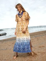 Vestido largo de algodón con estampado de palmeras y diseño degradado en tonos ocre, blanco y azul.