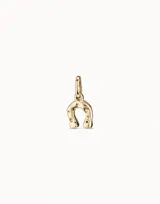 Charm en forma de herradura con acabado irregular, bañado en oro de 18k.