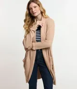 Cardigan alargado de punto color gris, con abertura frontal y bolsillos laterales.