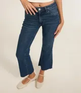 Pantalón de jean corte flare cropped, de tiro alto, con diseño ajustado en caderas y muslos, y botamanga acampanada con terminación deshilachada.