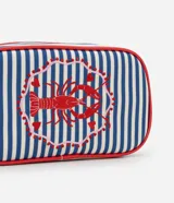 Neceser rectangular de tela con rayas verticales azules y blancas, ribetes y asa de mano en cuero sintético rojo. Presenta un bordado central de una langosta roja enmarcada en un corazón de puntos rojos.
