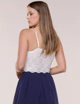 Top crop Allie Rose de encaje calado blanco, estilo bralette con escote recto, doble tirante fino y terminaciones onduladas.