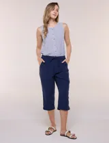 Pantalón capri de algodón a rayas verticales en tonos azul, celeste y blanco, con cintura elastizada, cordón de ajuste frontal y bolsillos aplicados.