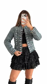 Campera de jean estilo militar con cuello mao y múltiples botones metálicos decorativos en la parte frontal.