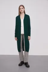 Saco largo abierto de viscosa, con mangas largas y diseño holgado.