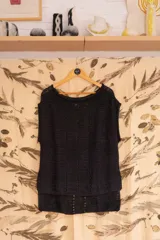 Chaleco tejido a mano en dos agujas con hilado 100% baby alpaca teñido artesanalmente, color magenta matizado. Diseño ligeramente oversize, de hombros anchos y cuello tipo bote, con puntos calados en frente y espalda y tajos a los lados en el bajo.