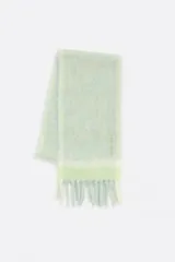 Bufanda larga tejida en mezcla de lana color verde agua con detalles en verde claro y flecos en los extremos.
