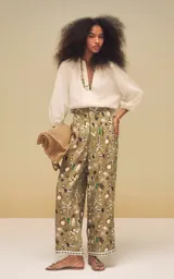 Pantalón estampado Le Lis Blanc, de corte ancho y relajado, confeccionado en tono verde militar con diseño gráfico de inspiración veraniega y tropical, con cierre frontal y bolsillos laterales.