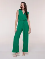 Enterito Luxology de crepÃ© color verde, sin mangas, con escote cruzado en V, cintura elastizada con lazo de ajuste y pantalÃ³n de corte amplio.