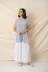 Chaleco largo de tejido calado con lurex, color gris claro/plateado, con escote en V.