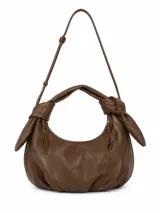 Bolso marrón de cuerina suave, diseño tipo hobo con pliegues fruncidos, detalles de nudos en los laterales del asa y correa larga ajustable para llevar al hombro o cruzada.