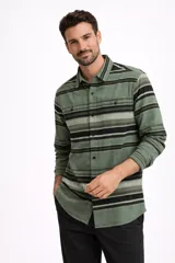 Camisa de algodón de manga larga con diseño de rayas horizontales en tonos verdes, negros y grises, corte holgado, cuello camisero y bolsillos frontales con solapa y botones.
