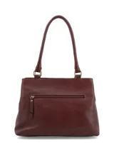 Cartera de hombro color bordó con textura granulada, diseño estructurado y herrajes metálicos dorados. Incluye un detalle decorativo de nudo en tono nude con punteras metálicas y logo metálico frontal.