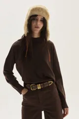 Polera de tejido de punto color azul, con cuello alto, manga larga y puños acanalados.