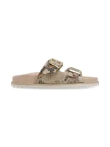 Sandalias de cuero con estampado reptil y dos tiras ajustables con hebillas metálicas doradas. Presentan una plantilla de cuero y suela de EVA.