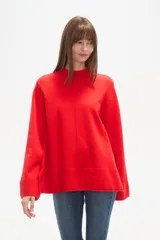 Sweater de viscosa color rojo, con cuello polera, corte holgado y pespuntes decorativos.