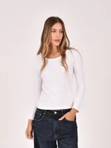 Remera de manga larga en color beige melange, con cuello redondo y corte ajustado al cuerpo.