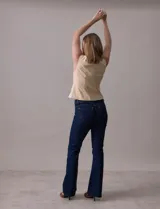 Jean bootcut de tiro alto, pierna recta y terminación bootcut. Pretina con pasadores, botón y cierre. Delantera y trasera con bolsillos.