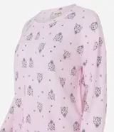 Pijama largo de media malla color rosa con estampado de caras de leopardo. Incluye una blusa de manga larga con cuello redondo y un pantalón con cintura elástica, puños y ruedo ajustados.
