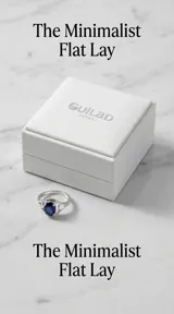 Anillo de plata 925 con diseño solitario que presenta un cristal ovalado en color azul zafiro, engastado en una estructura metálica con detalles calados.