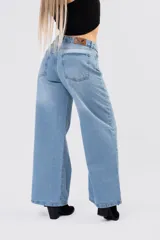 Pantalón wide leg de tiro medio-bajo, con corte holgado y pernera ancha. Presenta un diseño clásico de cinco bolsillos con cierre de botón y cremallera, en un tono azul claro con acabado lavado.