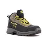 Botas de seguridad Diadora modelo Out M Cross Sport, color negro y gris con detalles en amarillo. Presentan cordones amarillos, suela robusta y logo de la marca en el lateral.